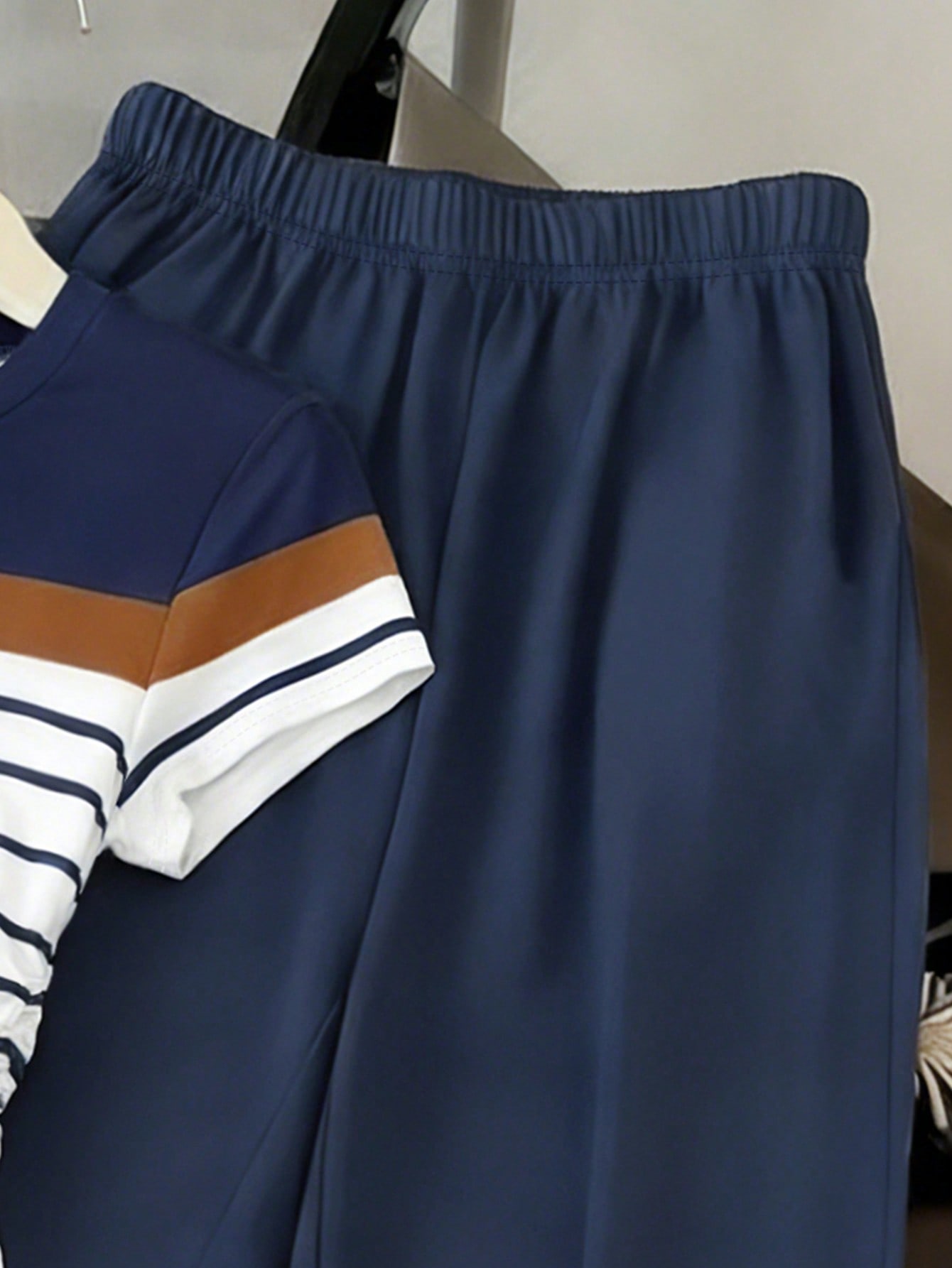 waist curved hem cinching detail of striped tee, relax fit outdoor travel daily set